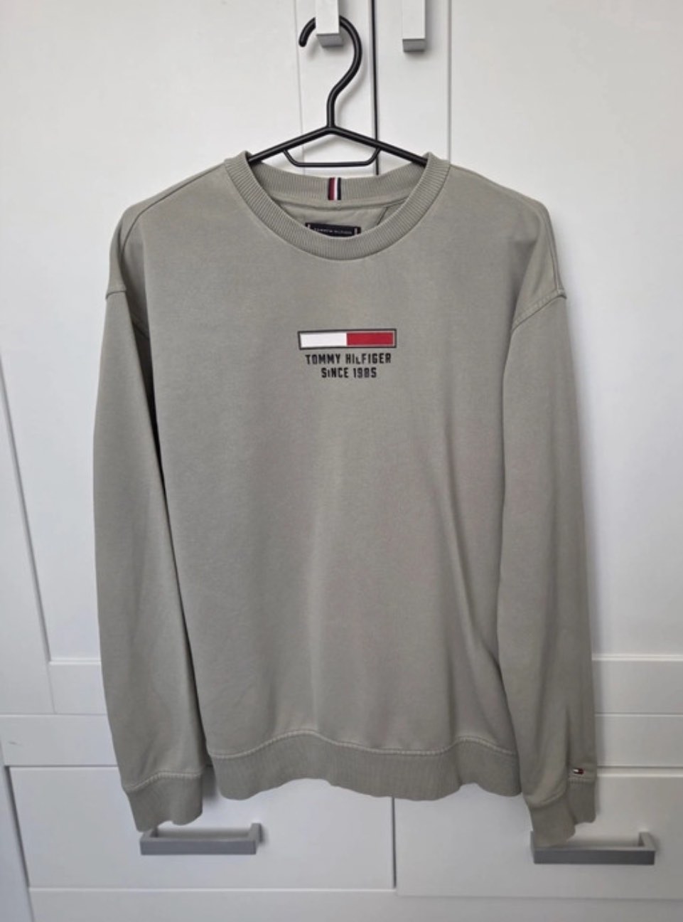 Before Vinted photo, Tommy Hilfiger sweater